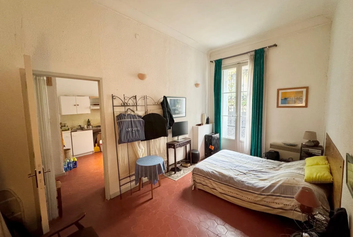 Appartement 4 pièces à Nîmes avec terrasse et fort potentiel - Prix 140 000 € 