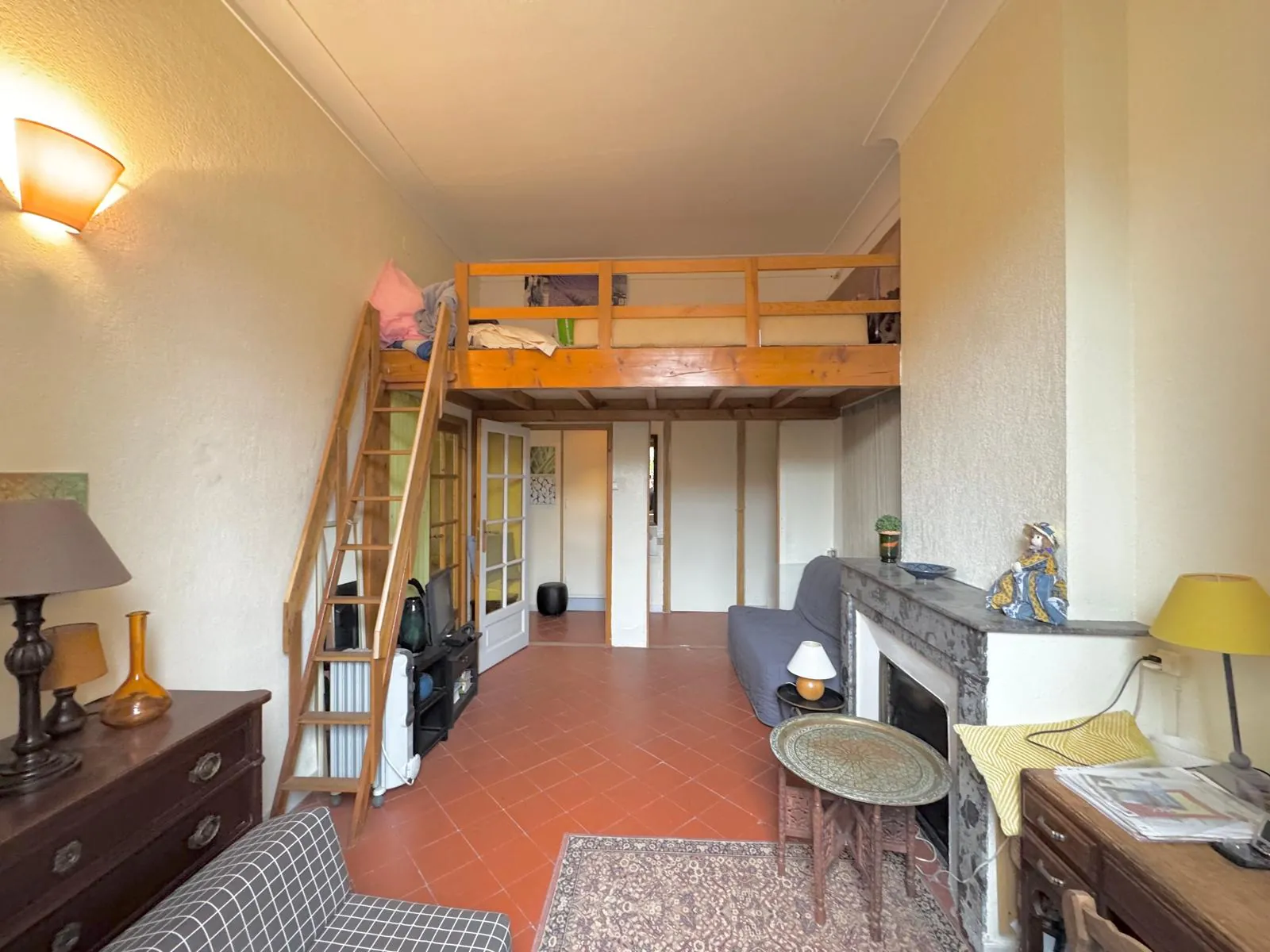 Appartement 4 pièces à Nîmes avec terrasse et fort potentiel - Prix 140 000 € 