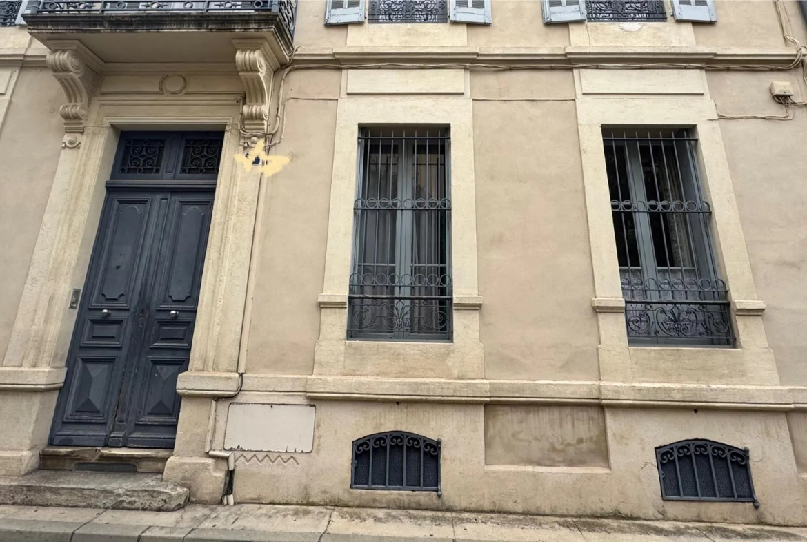Appartement 4 pièces à Nîmes avec terrasse et fort potentiel - Prix 140 000 € 