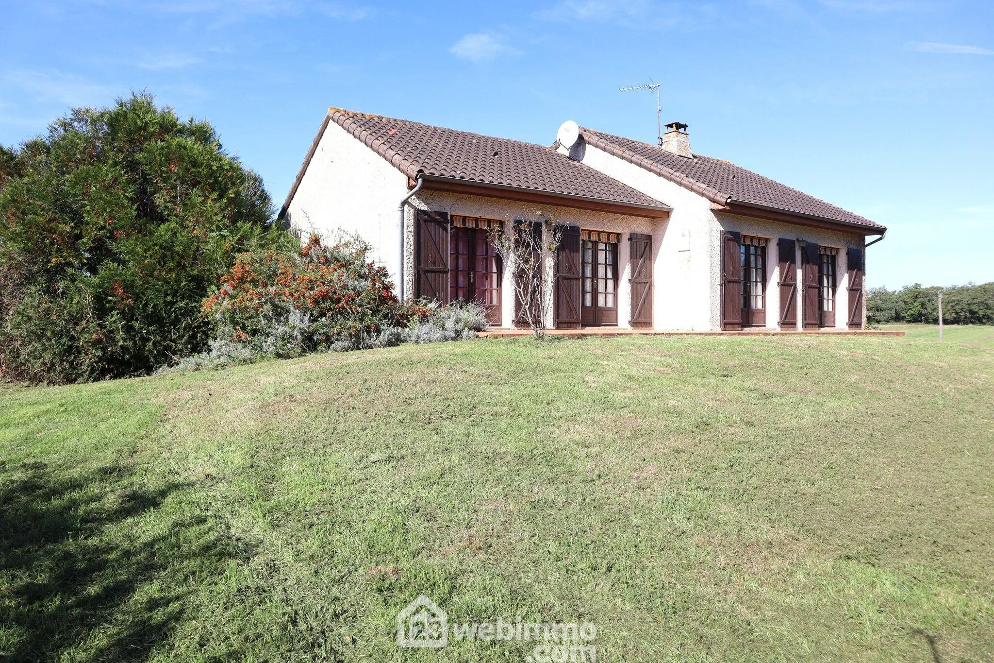 Maison de 94 m² avec 3 chambres à Bonnes, terrain de 2000 m², garage et sous-sol complet 