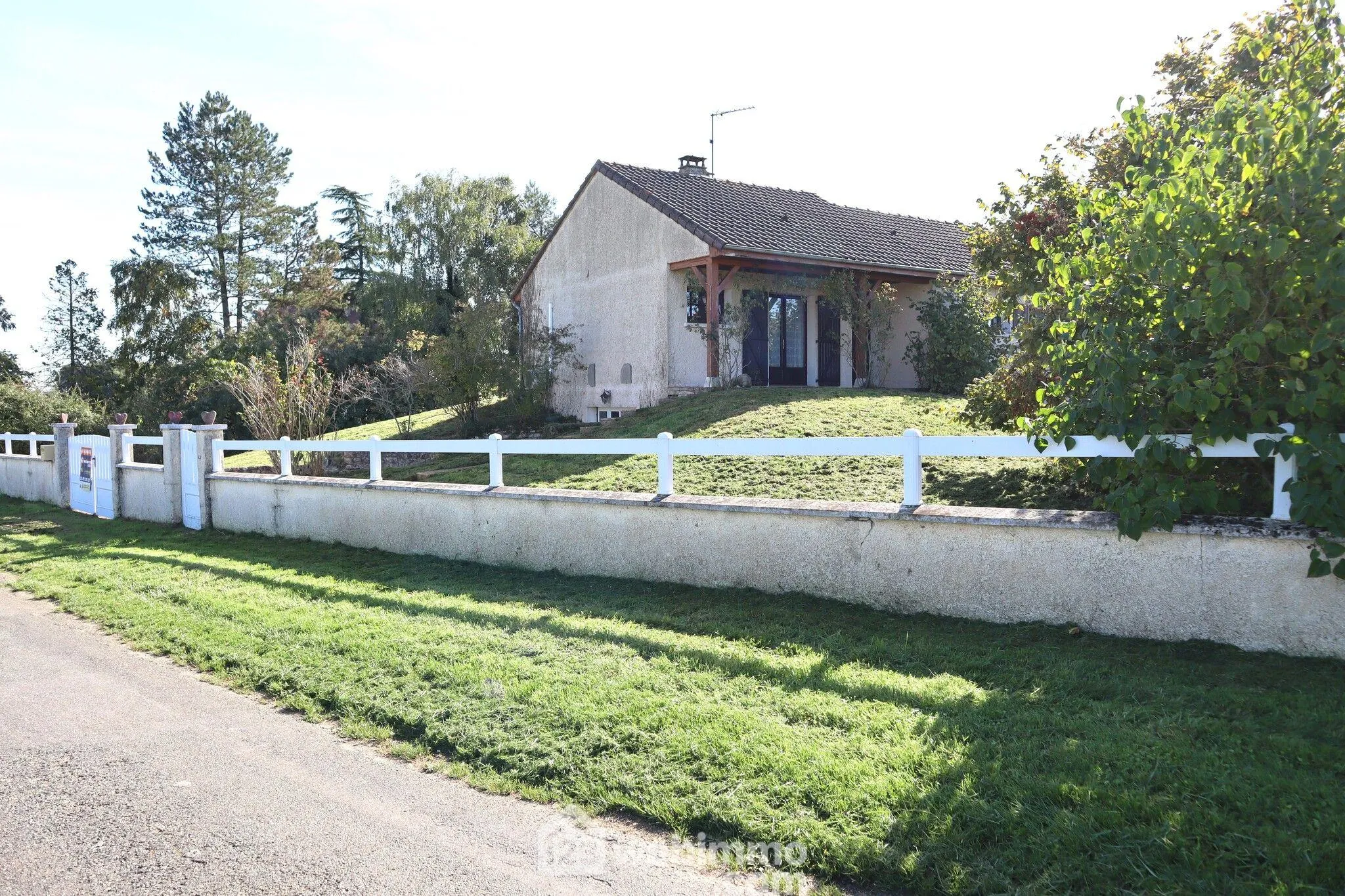Maison de 94 m² avec 3 chambres à Bonnes, terrain de 2000 m², garage et sous-sol complet 