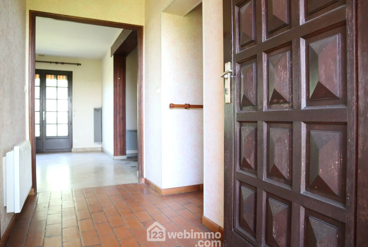 Maison de 94 m² avec 3 chambres à Bonnes, terrain de 2000 m², garage et sous-sol complet 