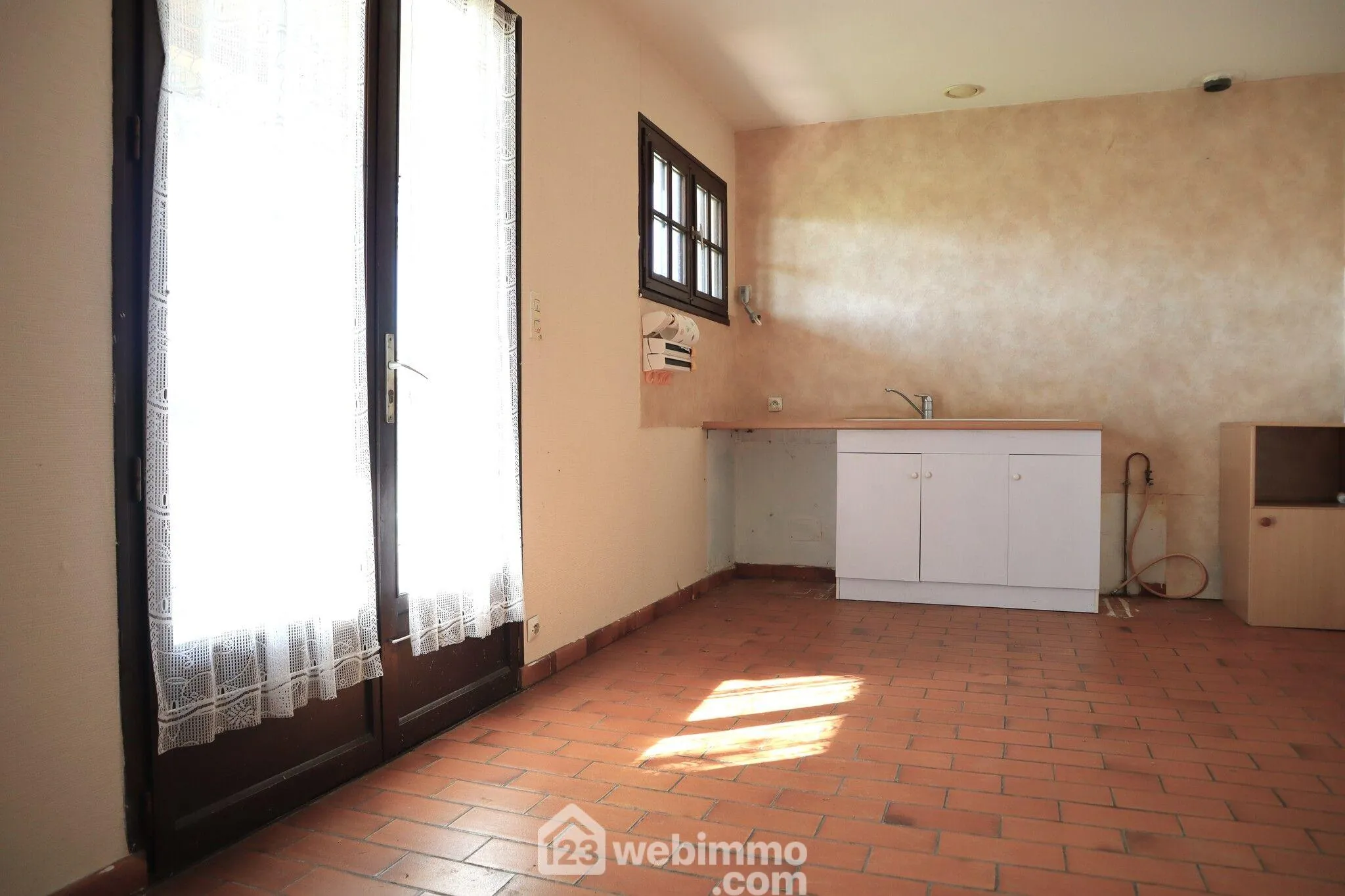 Maison de 94 m² avec 3 chambres à Bonnes, terrain de 2000 m², garage et sous-sol complet 