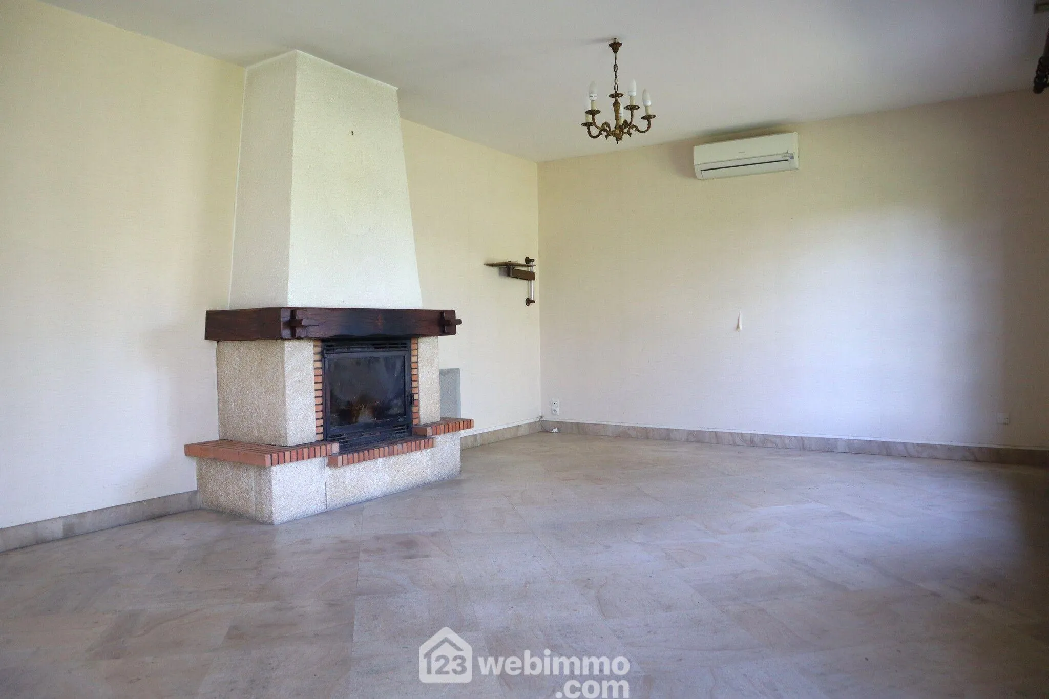 Maison de 94 m² avec 3 chambres à Bonnes, terrain de 2000 m², garage et sous-sol complet 