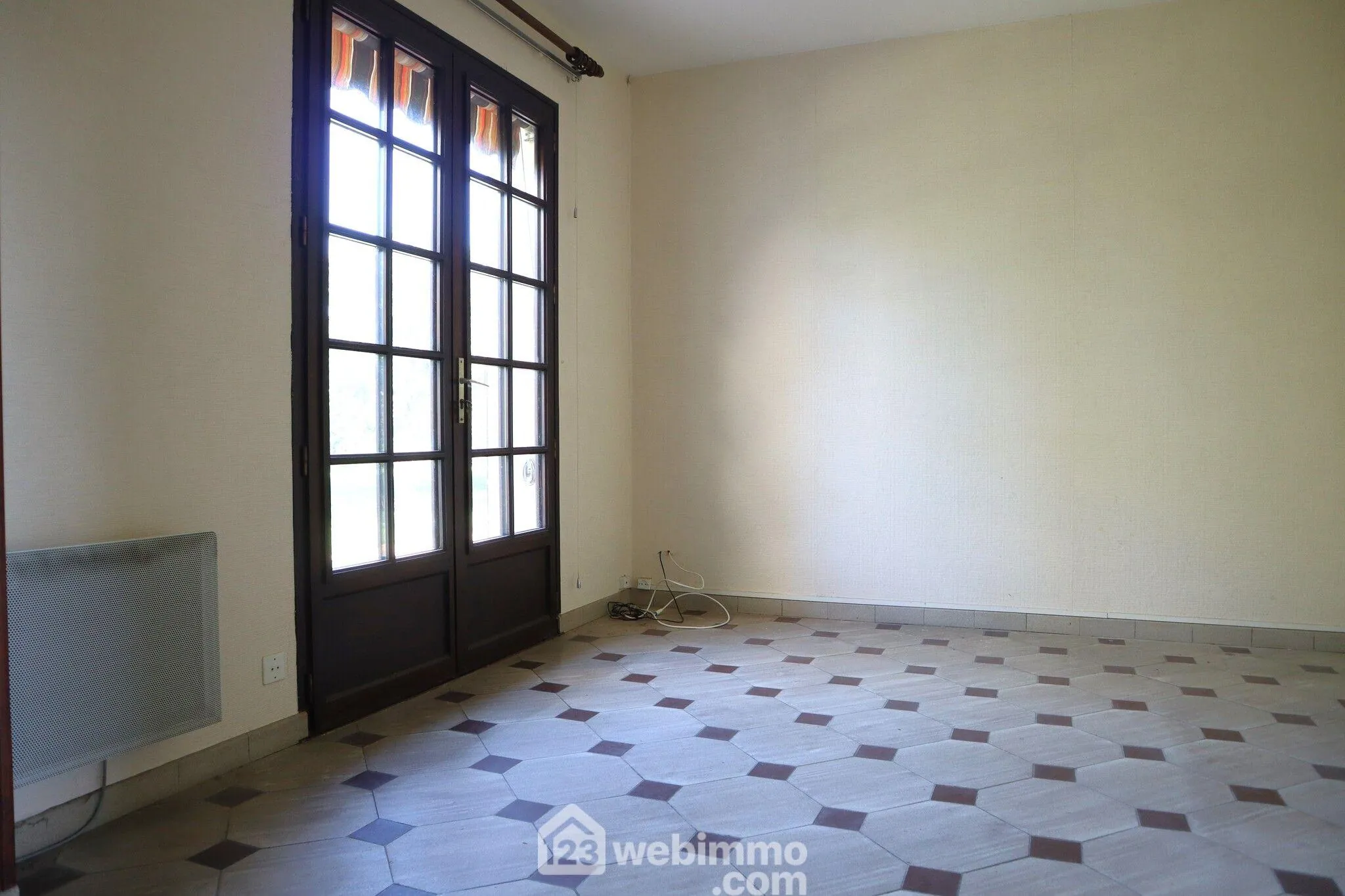 Maison de 94 m² avec 3 chambres à Bonnes, terrain de 2000 m², garage et sous-sol complet 