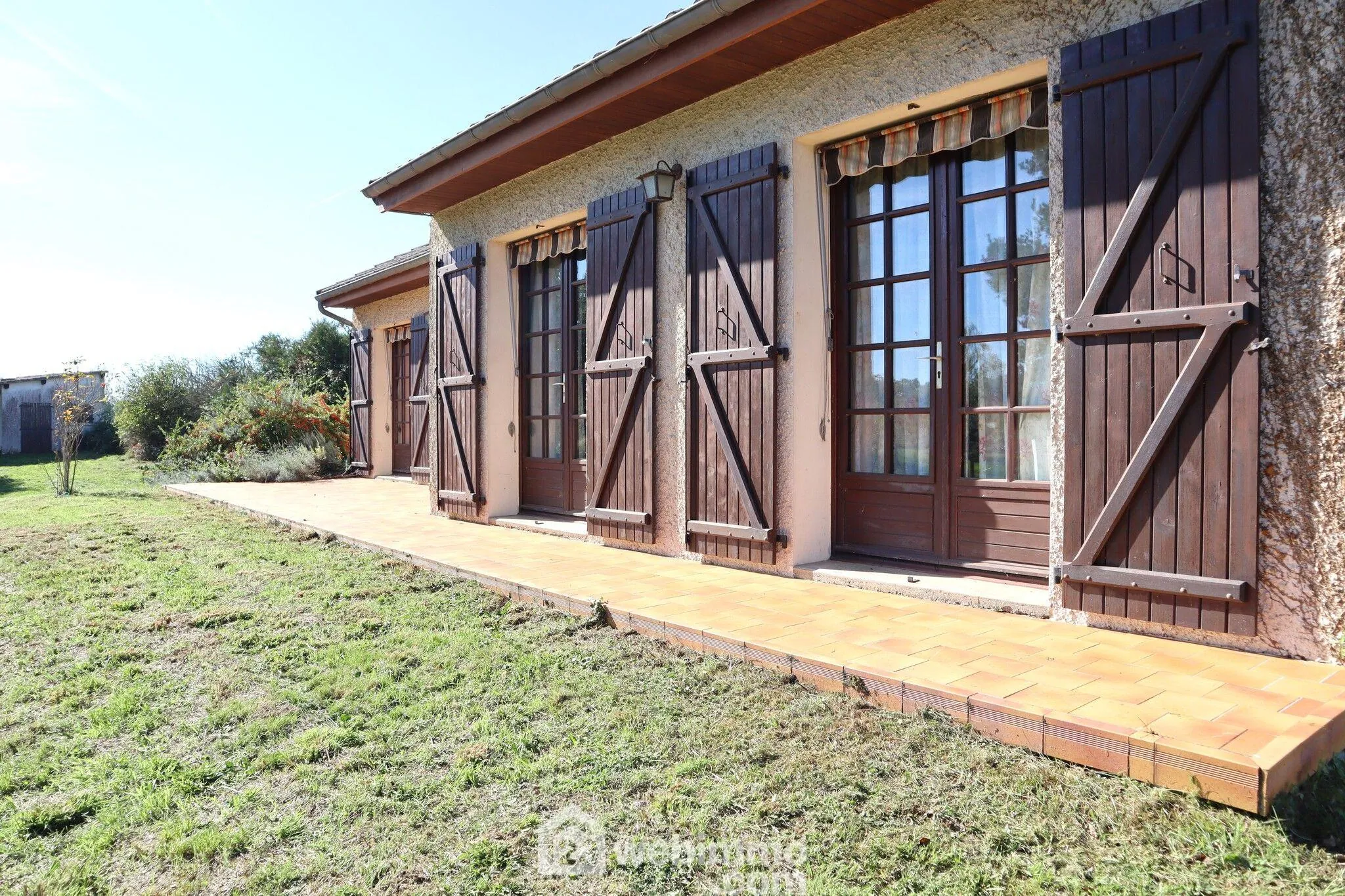 Maison de 94 m² avec 3 chambres à Bonnes, terrain de 2000 m², garage et sous-sol complet 
