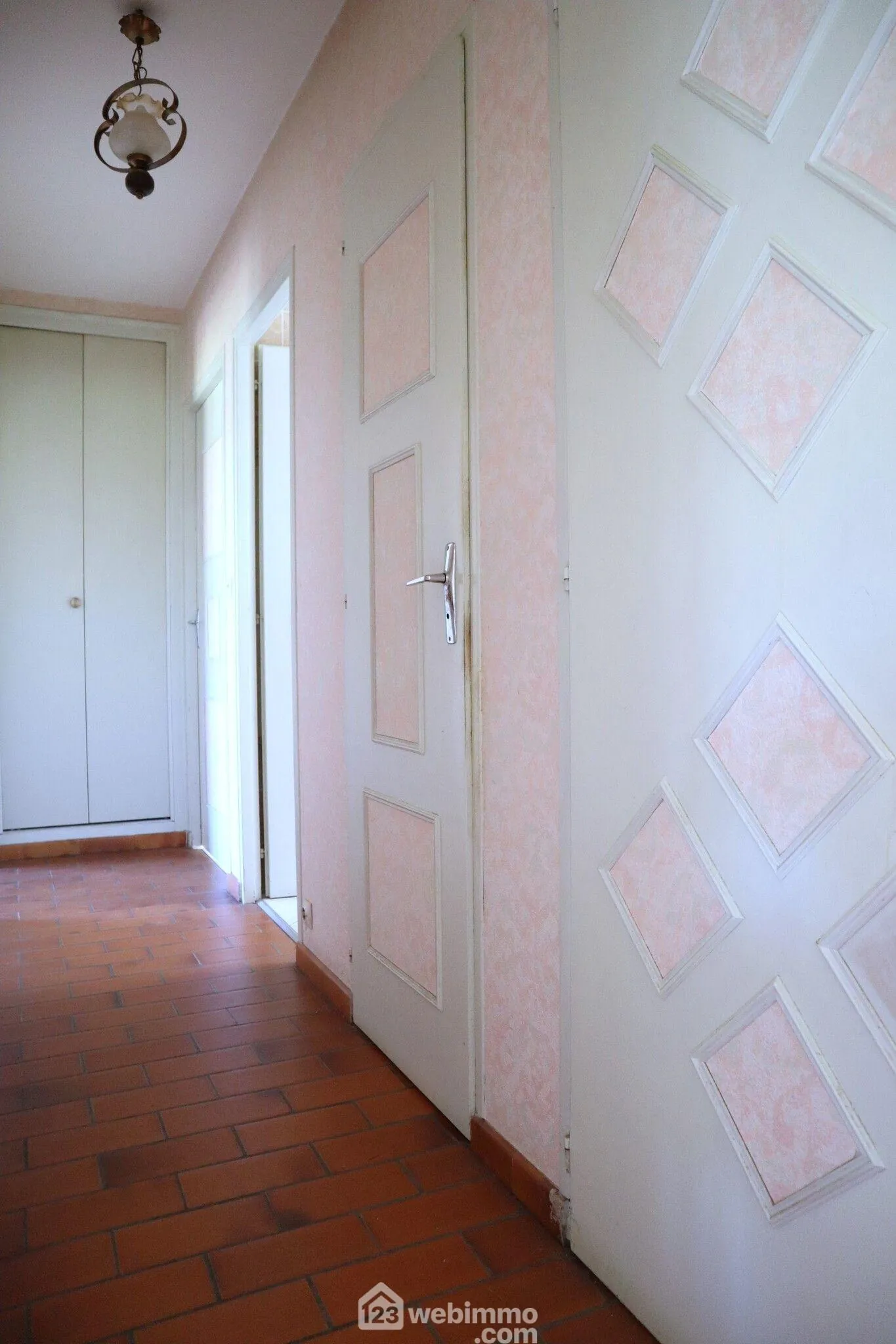 Maison de 94 m² avec 3 chambres à Bonnes, terrain de 2000 m², garage et sous-sol complet 