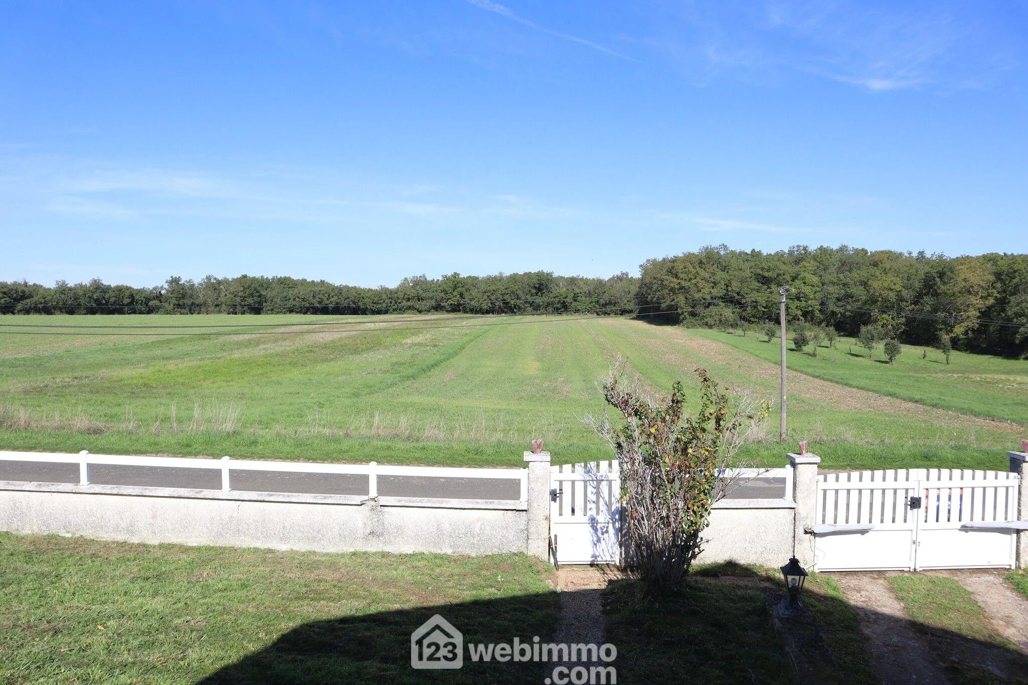 Maison de 94 m² avec 3 chambres à Bonnes, terrain de 2000 m², garage et sous-sol complet 