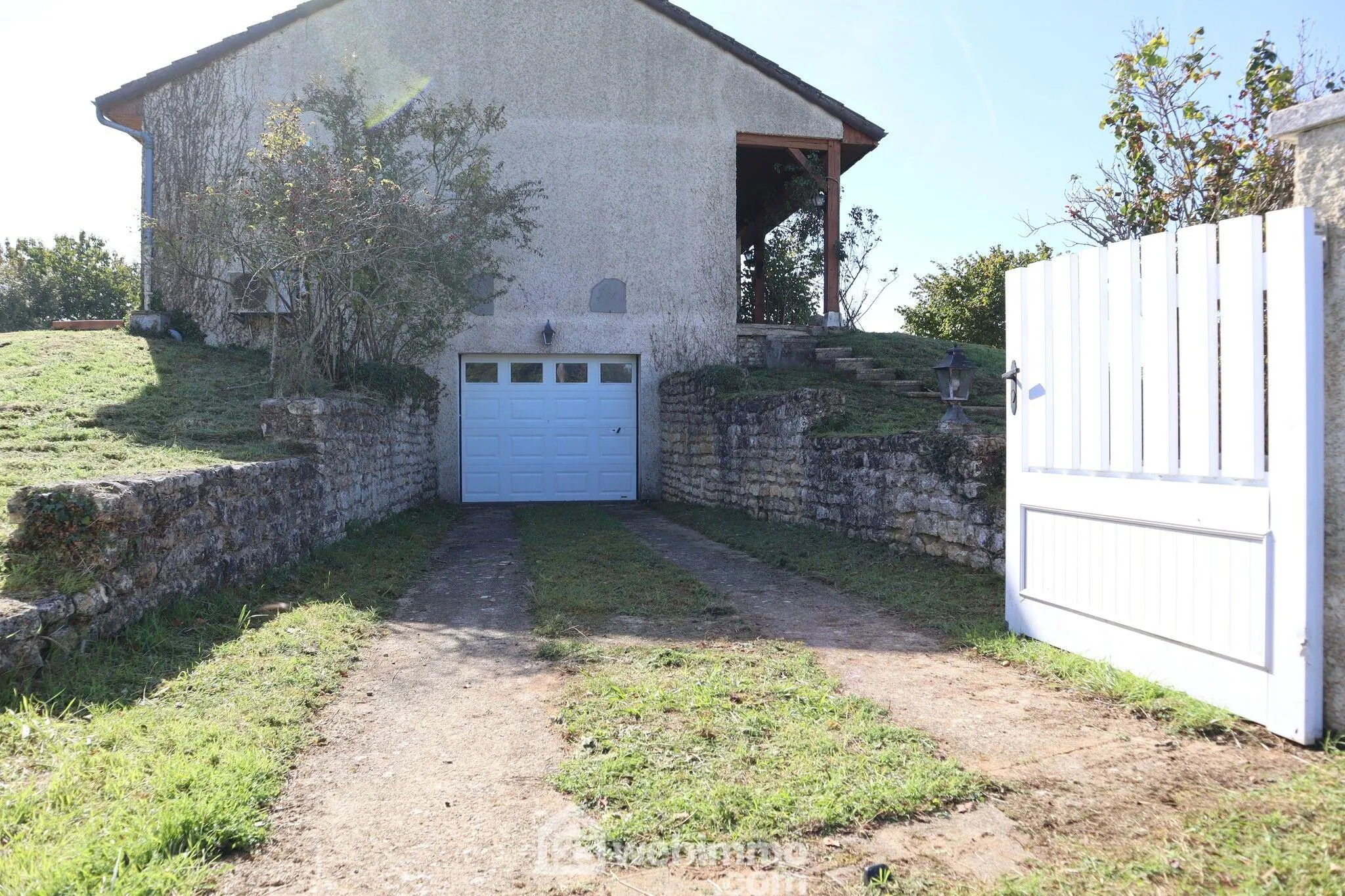 Maison de 94 m² avec 3 chambres à Bonnes, terrain de 2000 m², garage et sous-sol complet 