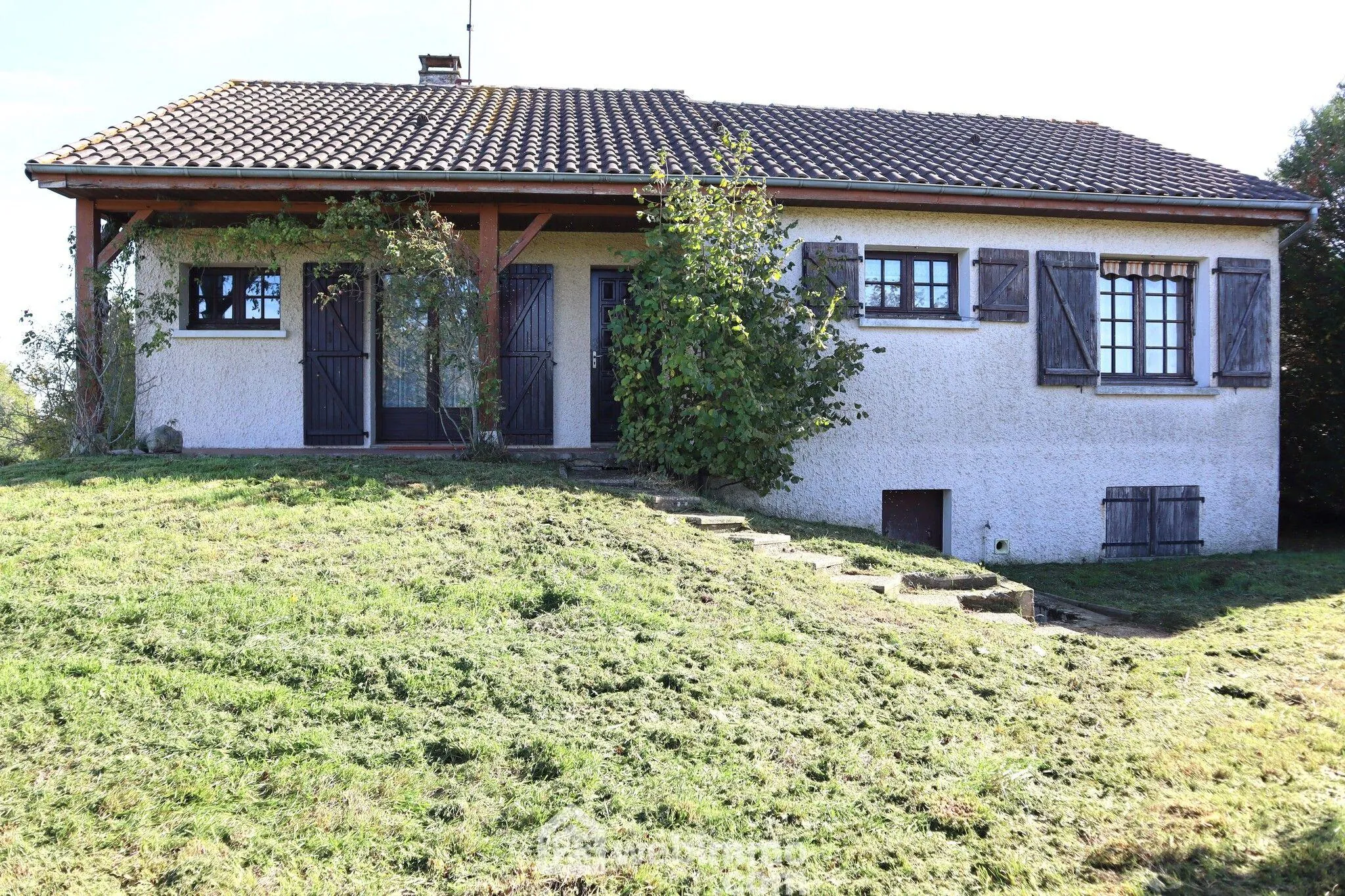 Maison de 94 m² avec 3 chambres à Bonnes, terrain de 2000 m², garage et sous-sol complet 