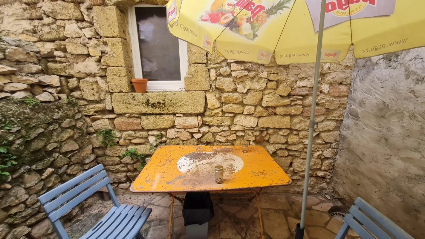 Charmante maison en pierre avec garage et terrasse à Roquemaure 