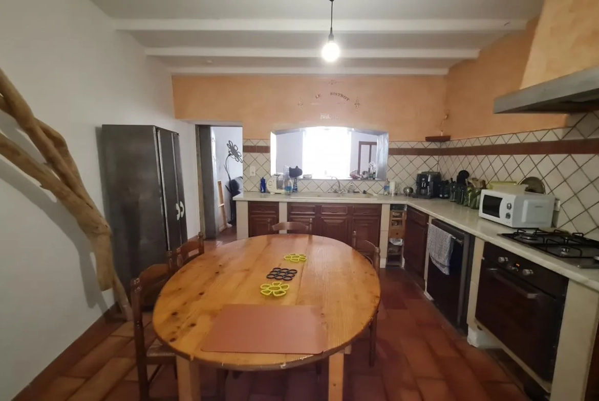 Charmante maison en pierre avec garage et terrasse à Roquemaure 