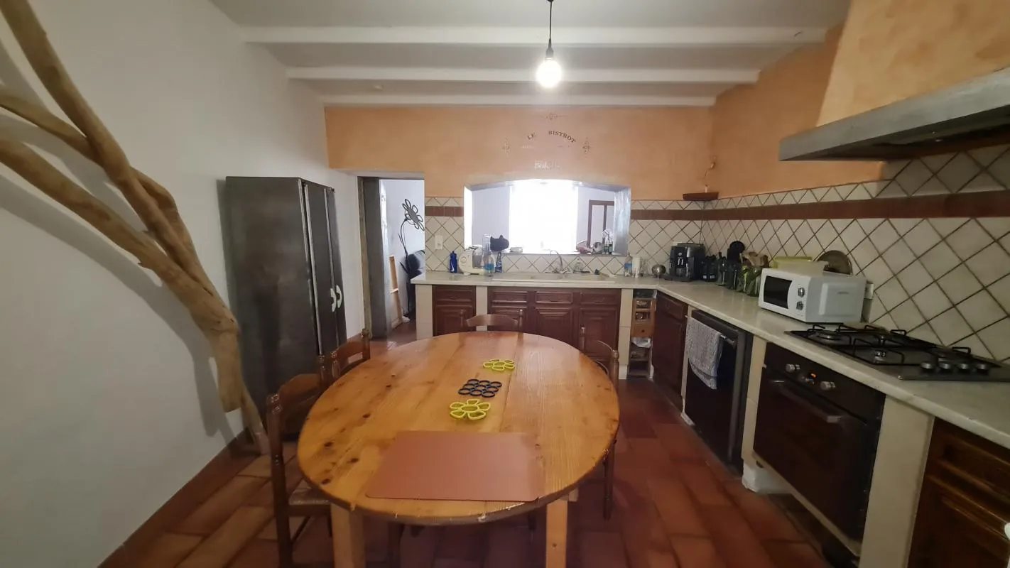 Charmante maison en pierre avec garage et terrasse à Roquemaure 