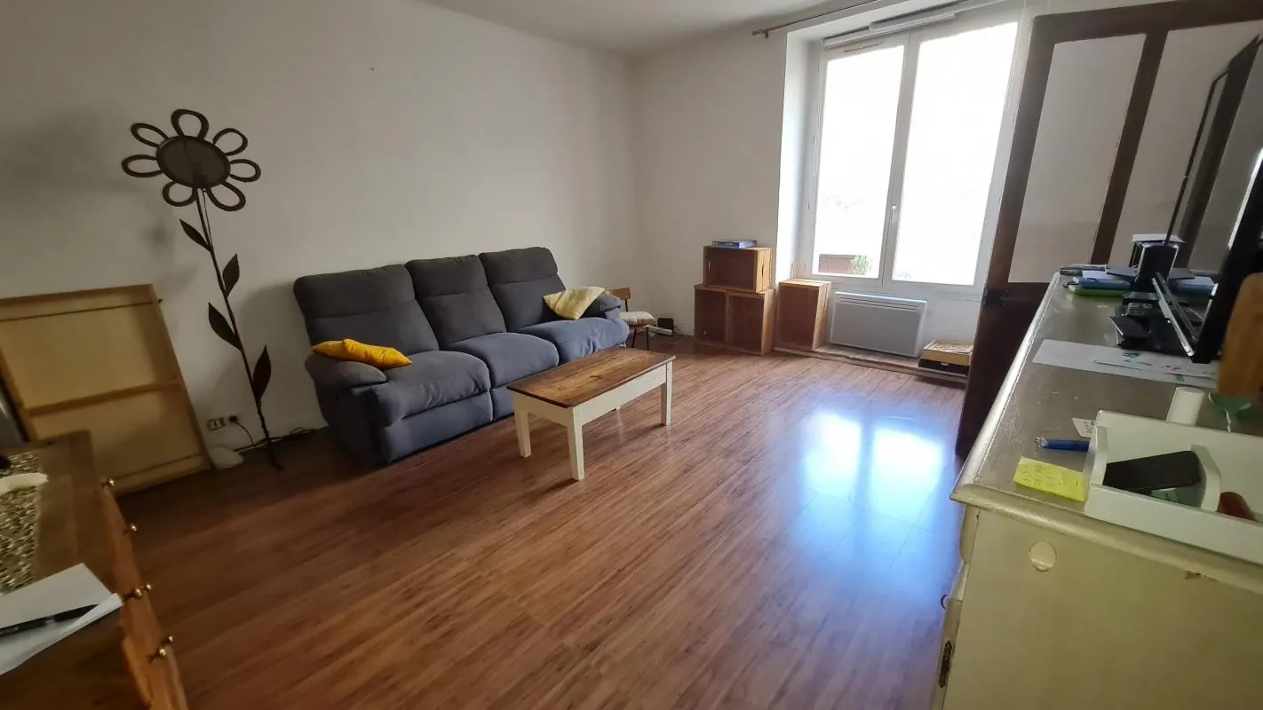 Charmante maison en pierre avec garage et terrasse à Roquemaure 