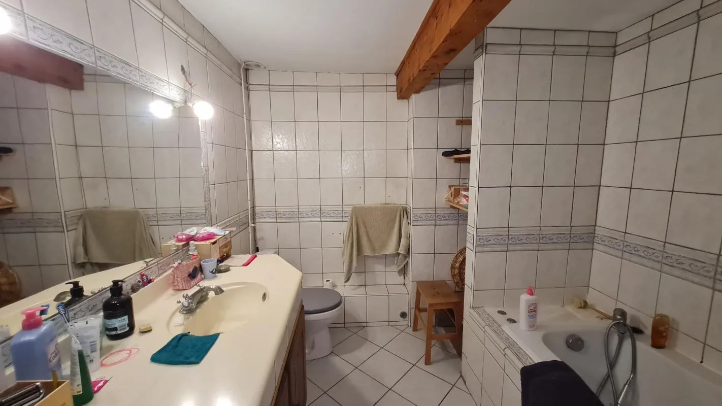 Charmante maison en pierre avec garage et terrasse à Roquemaure 