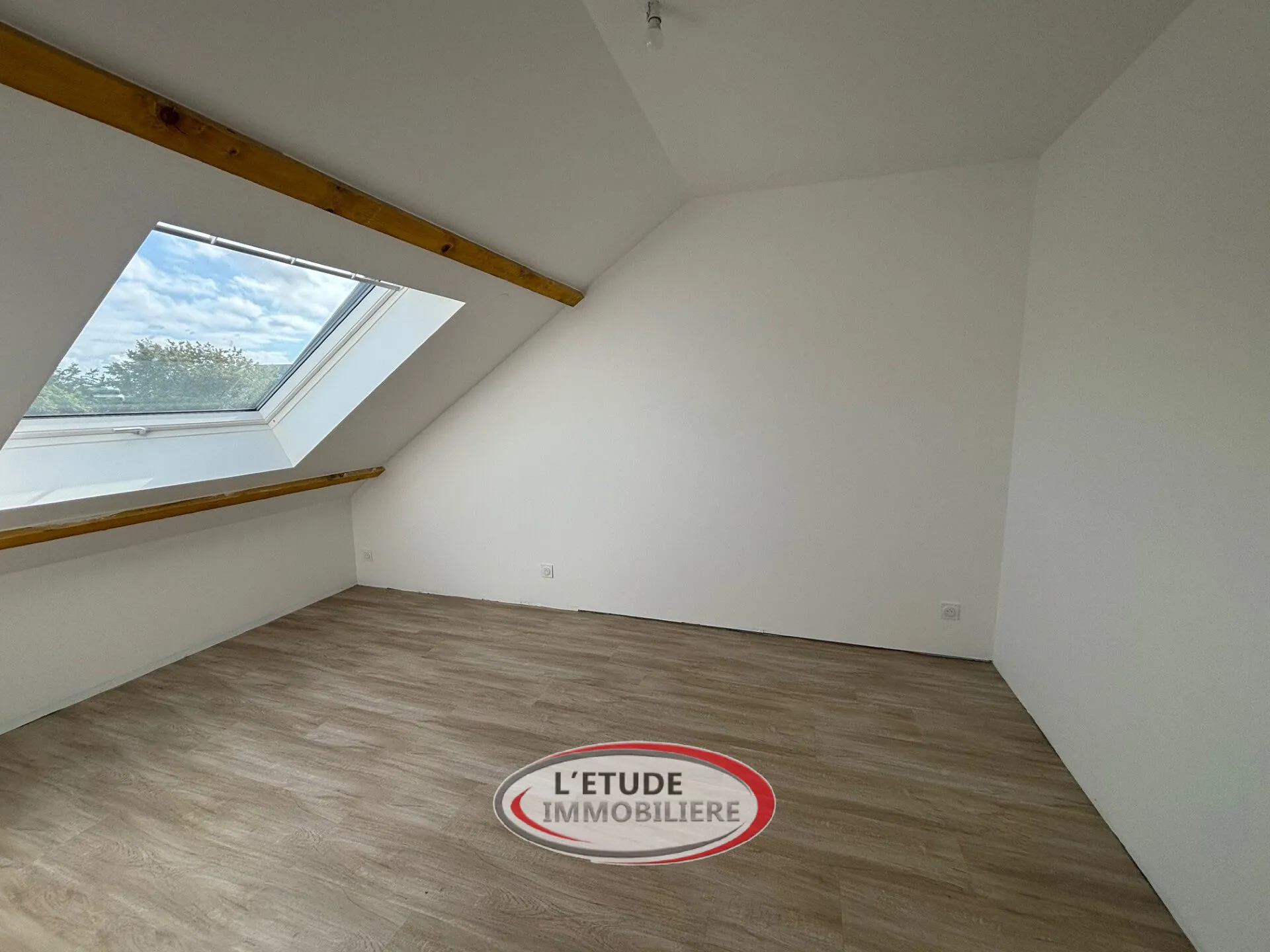 Appartement T2 rénové à Sautron, dernier étage, parking, disponible en 2025 