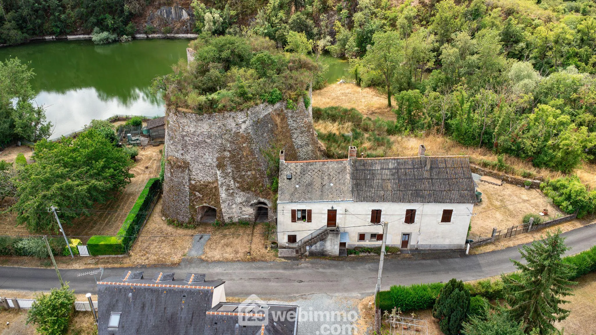Maison atypique rénovée en 2023 à Chalonnes-sur-Loire avec grand terrain 