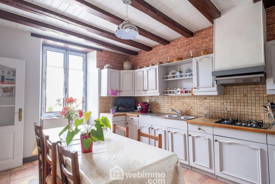 Maison atypique rénovée en 2023 à Chalonnes-sur-Loire avec grand terrain 