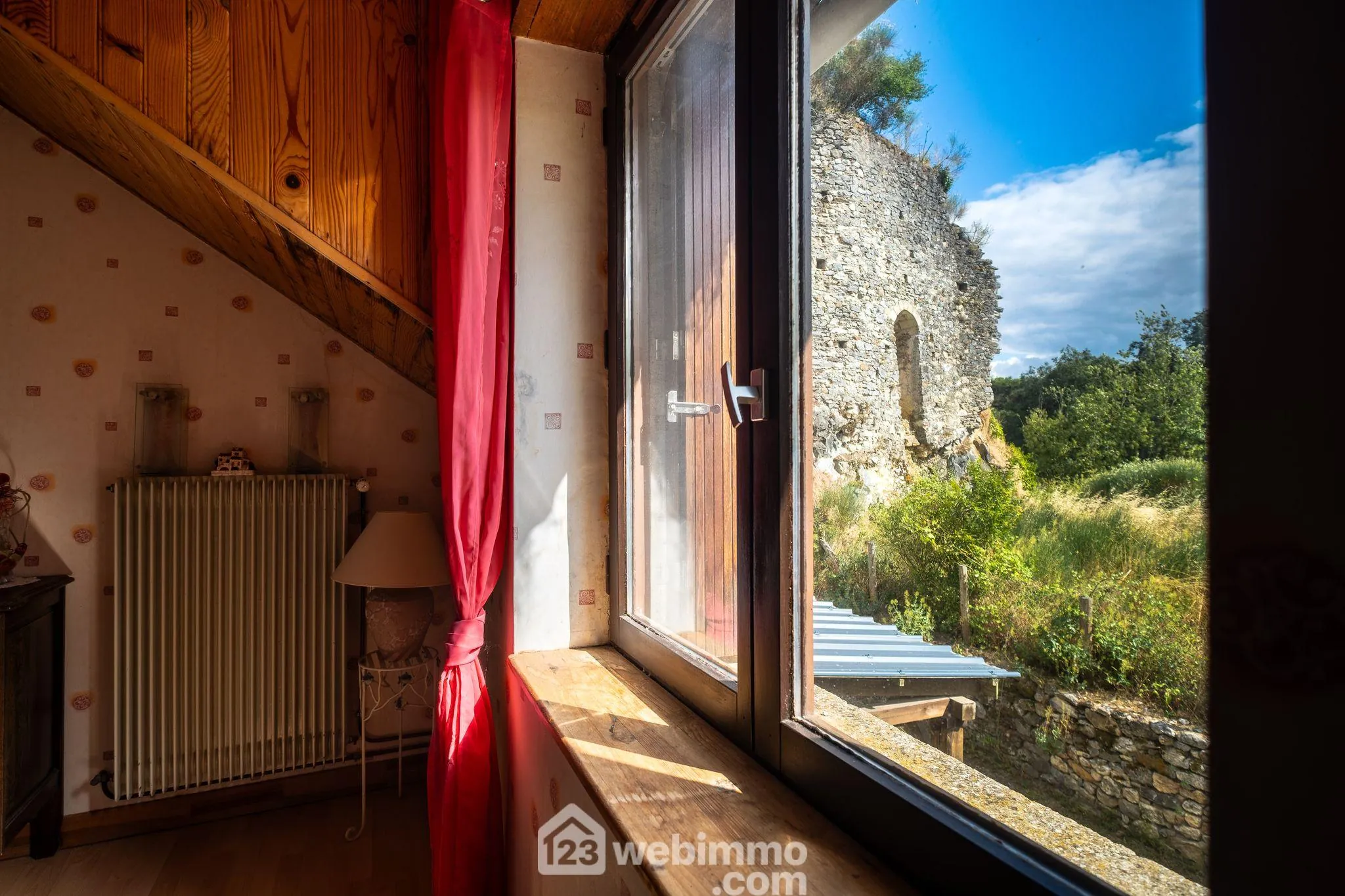 Maison atypique rénovée en 2023 à Chalonnes-sur-Loire avec grand terrain 