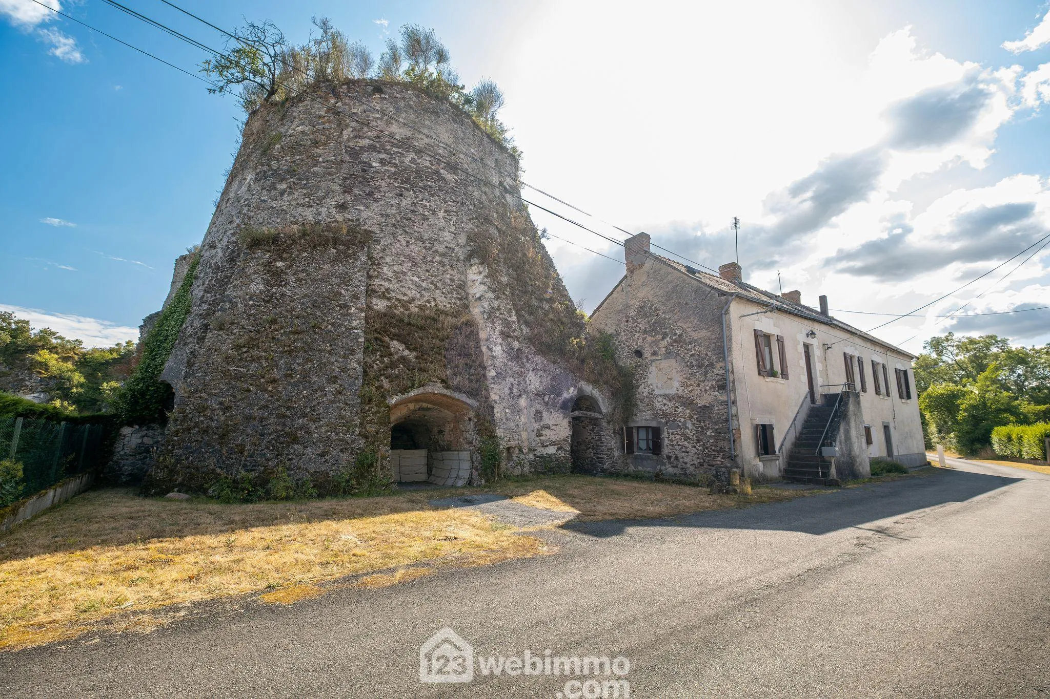 Maison atypique rénovée en 2023 à Chalonnes-sur-Loire avec grand terrain 