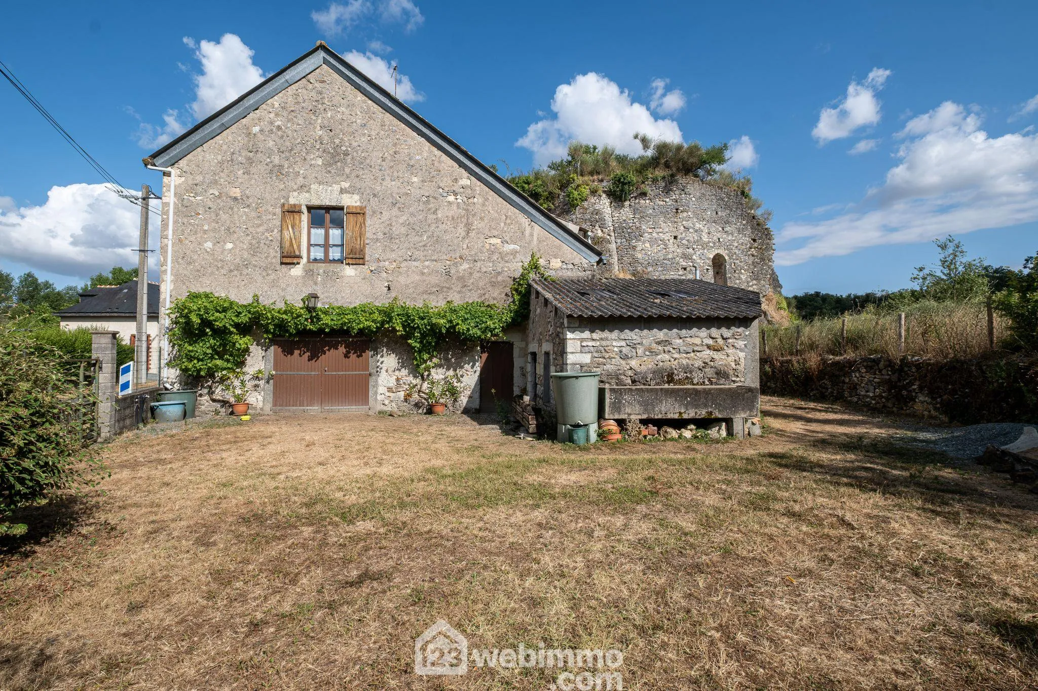 Maison atypique rénovée en 2023 à Chalonnes-sur-Loire avec grand terrain 