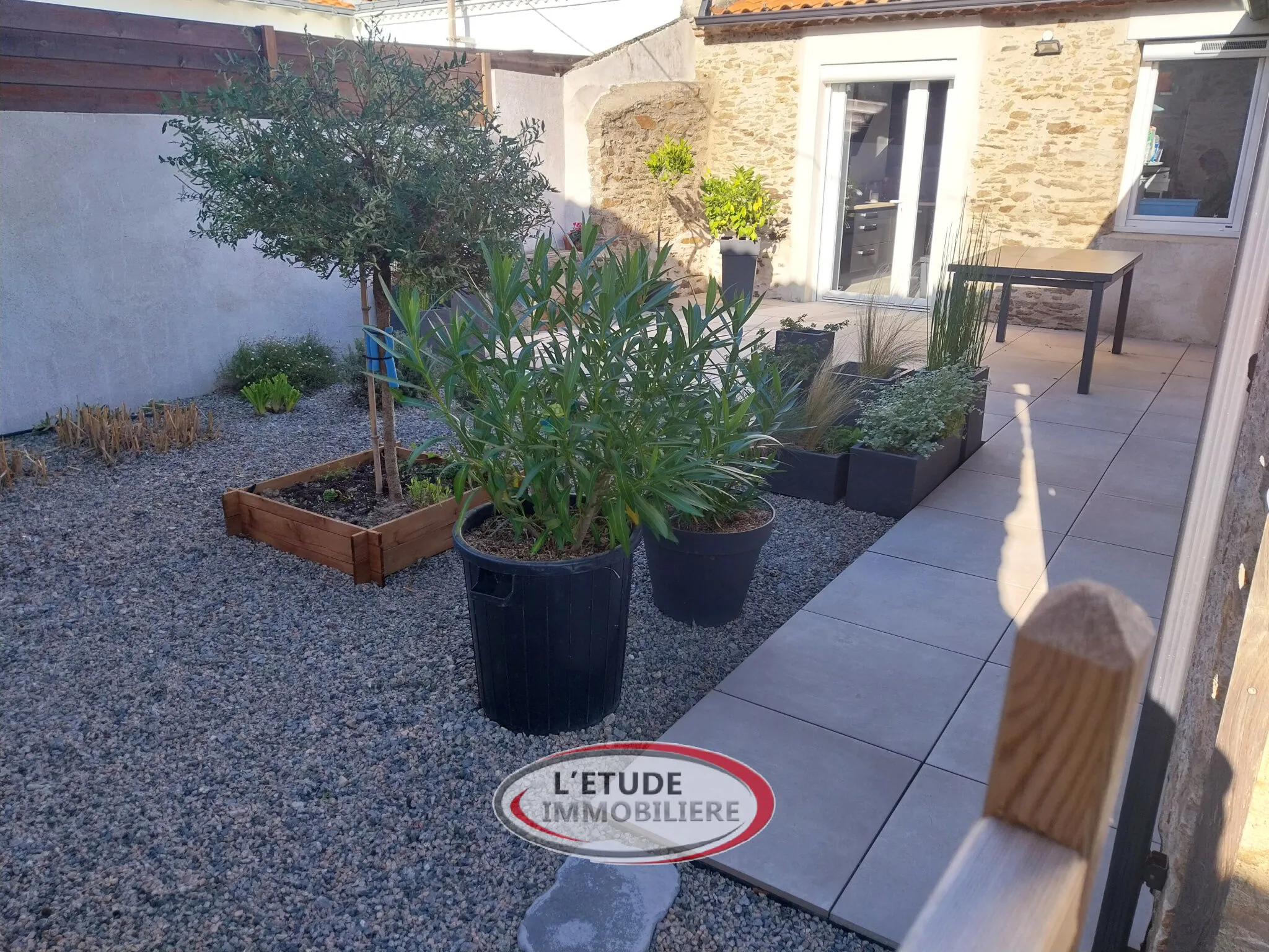 Belle maison rénovée à Sainte-Pazanne avec terrasse et stationnement privé 