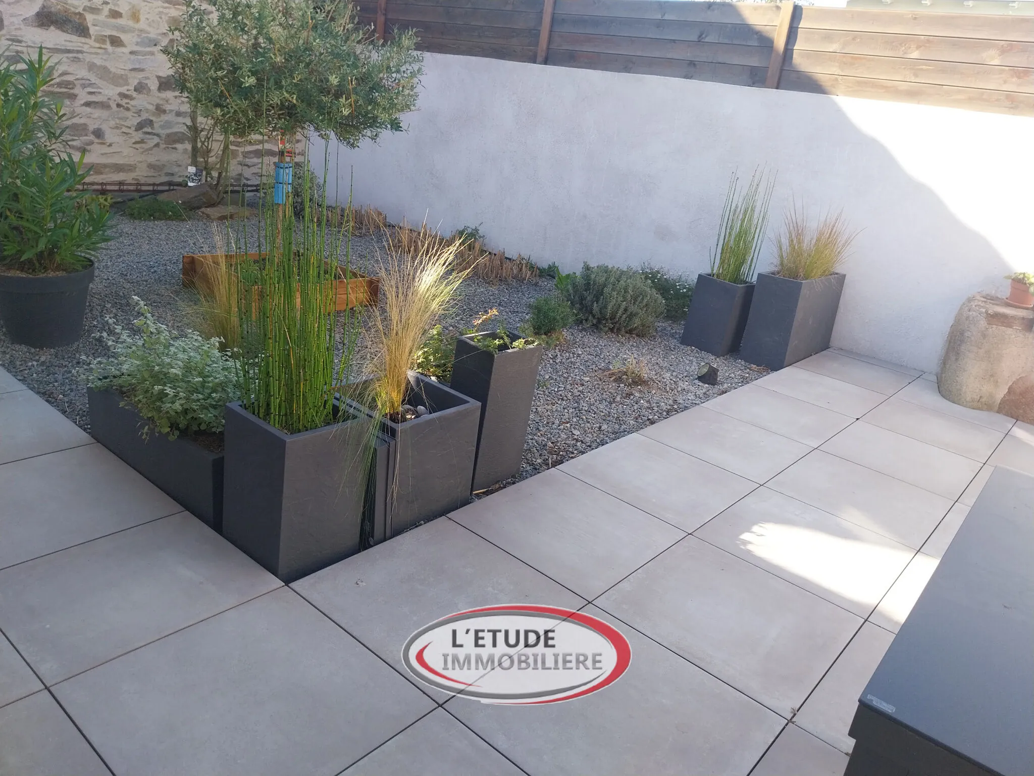 Belle maison rénovée à Sainte-Pazanne avec terrasse et stationnement privé 