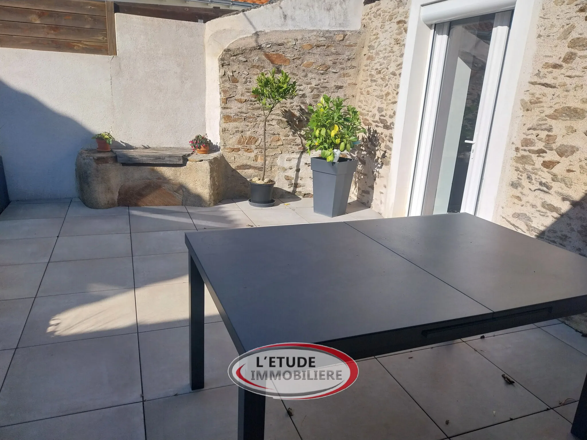 Belle maison rénovée à Sainte-Pazanne avec terrasse et stationnement privé 