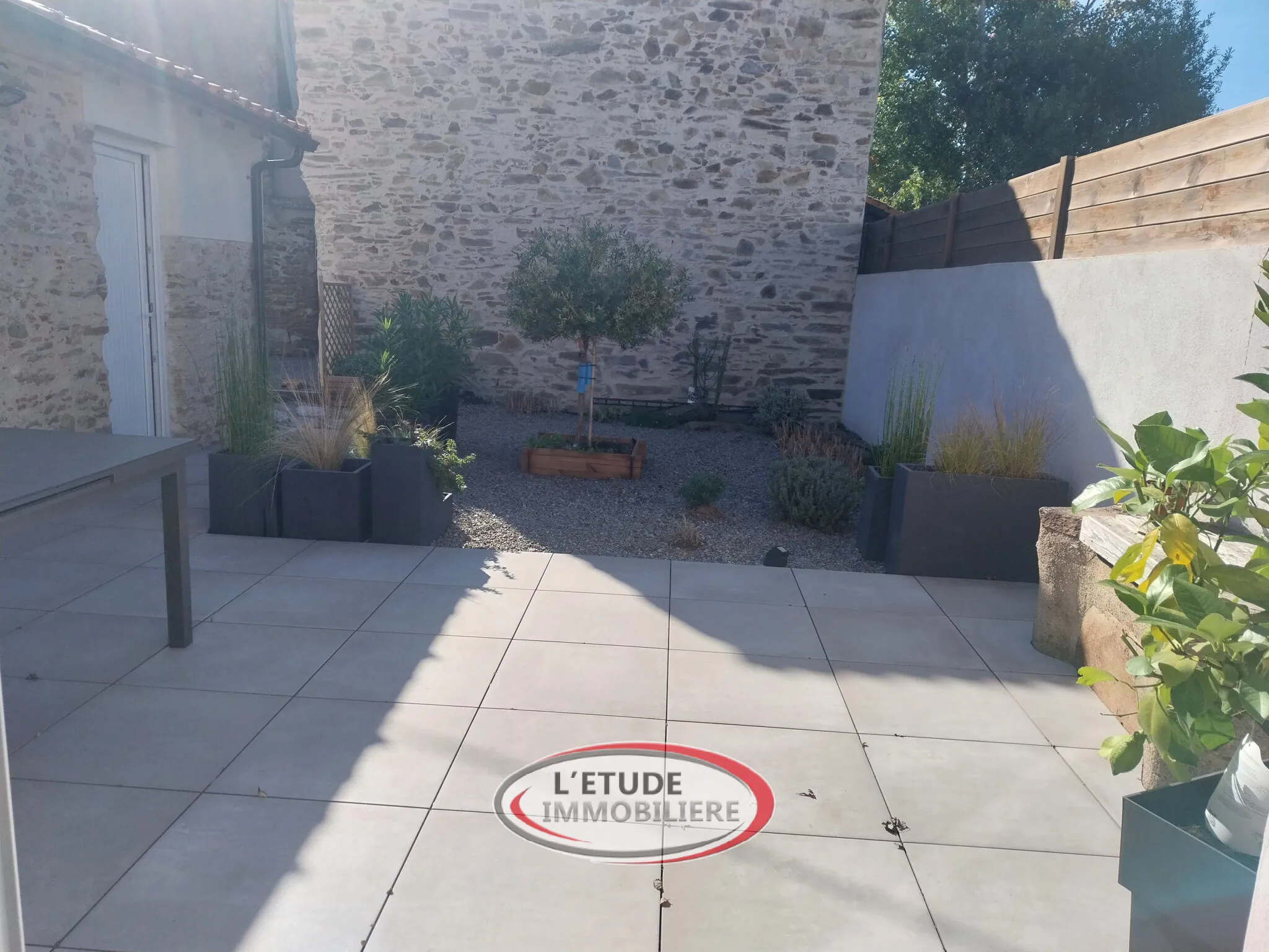 Belle maison rénovée à Sainte-Pazanne avec terrasse et stationnement privé 