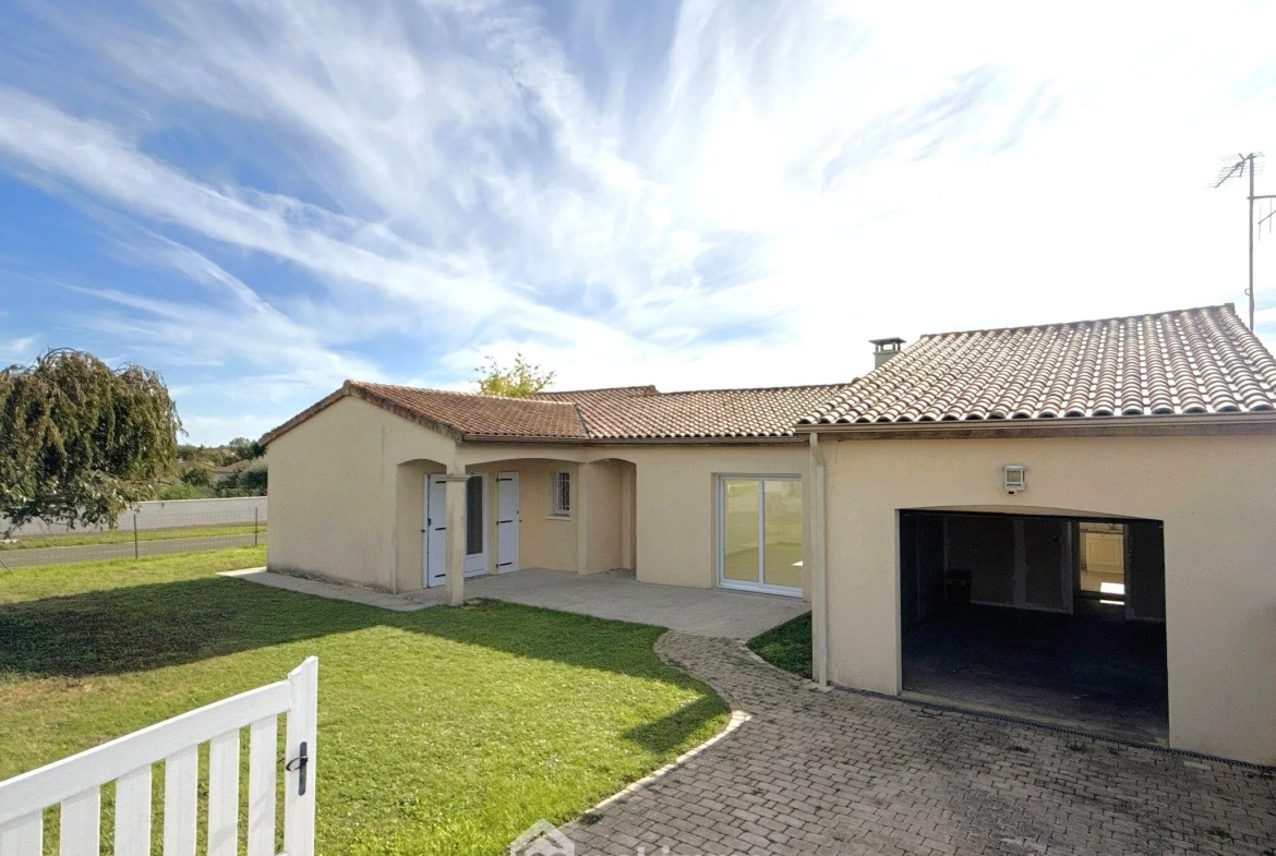 Maison de plain-pied à vendre à Quinçay - 115 m², 4 chambres, garage 