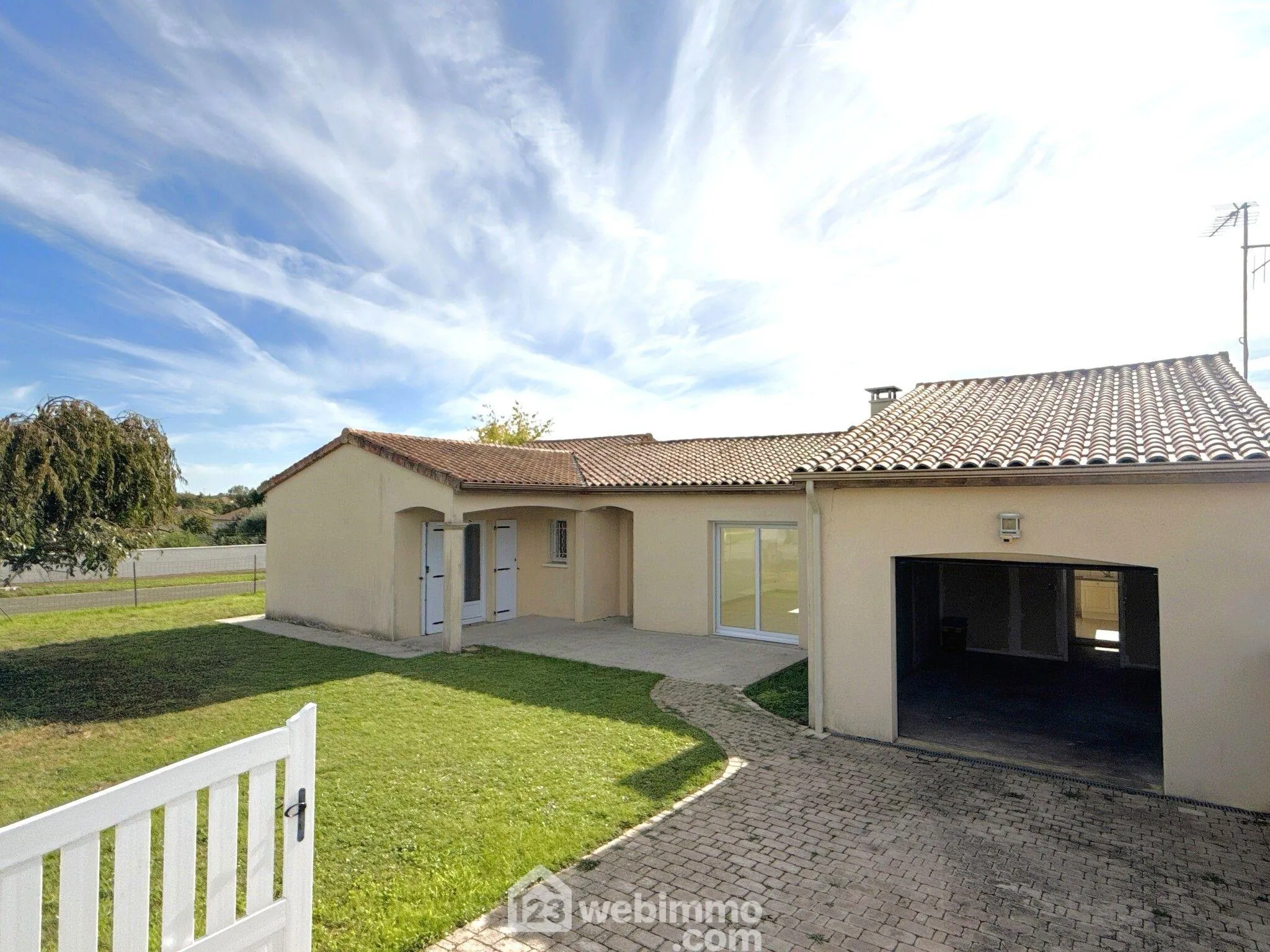 Maison de plain-pied à vendre à Quinçay - 115 m², 4 chambres, garage 