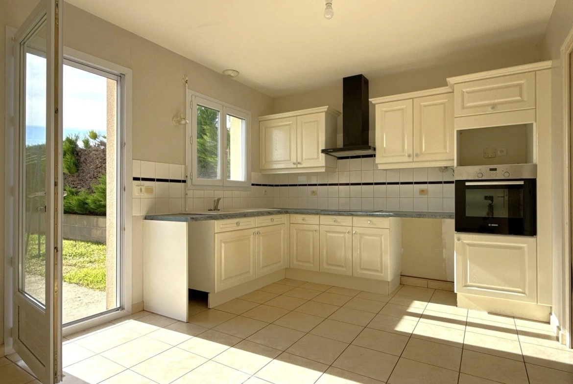 Maison de plain-pied à vendre à Quinçay - 115 m², 4 chambres, garage 