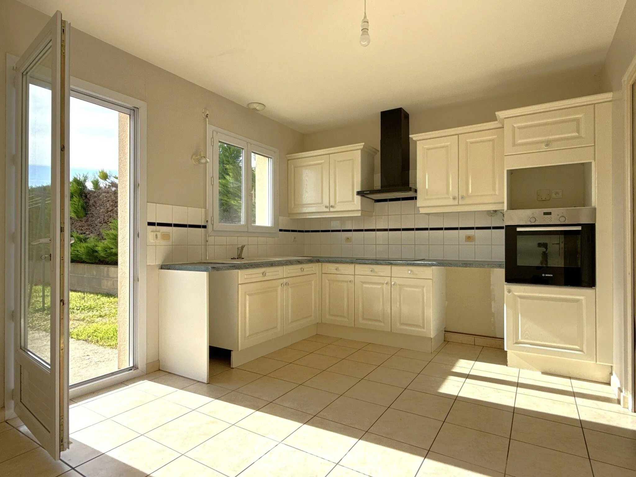 Maison de plain-pied à vendre à Quinçay - 115 m², 4 chambres, garage 