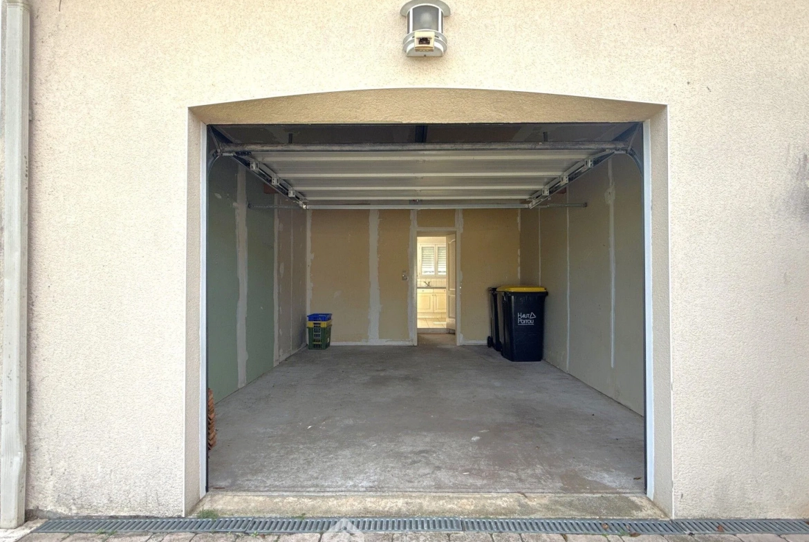 Maison de plain-pied à vendre à Quinçay - 115 m², 4 chambres, garage 