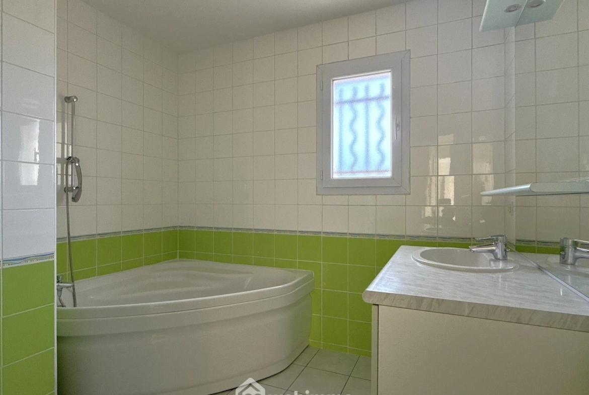 Maison de plain-pied à vendre à Quinçay - 115 m², 4 chambres, garage 