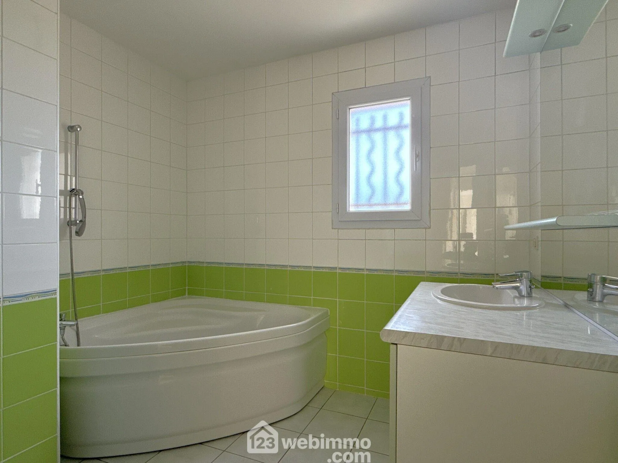 Maison de plain-pied à vendre à Quinçay - 115 m², 4 chambres, garage 