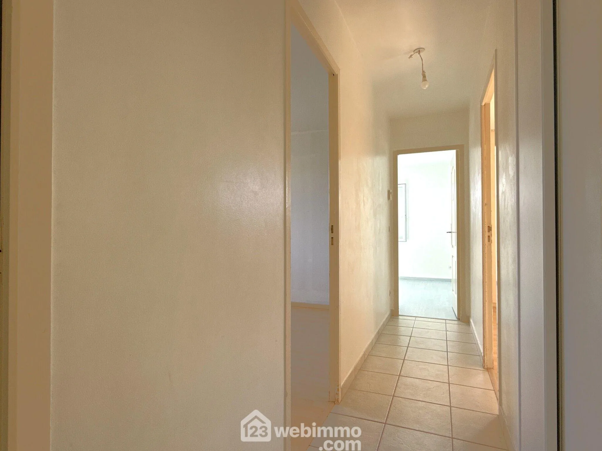 Maison de plain-pied à vendre à Quinçay - 115 m², 4 chambres, garage 