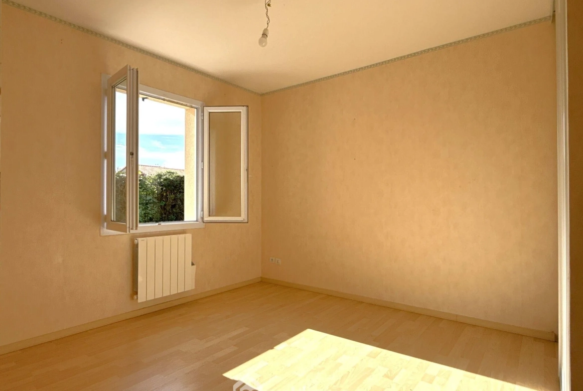 Maison de plain-pied à vendre à Quinçay - 115 m², 4 chambres, garage 