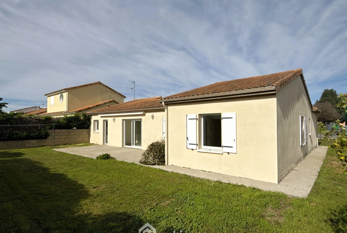 Maison de plain-pied à vendre à Quinçay - 115 m², 4 chambres, garage 