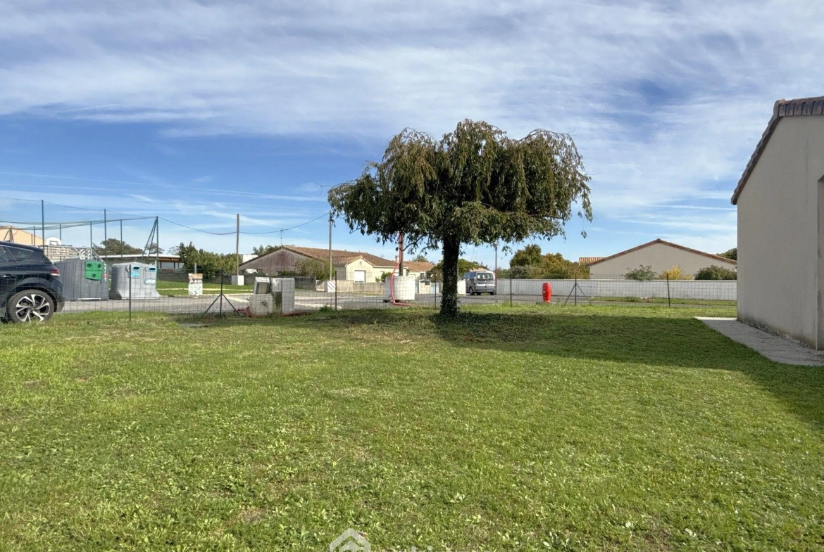 Maison de plain-pied à vendre à Quinçay - 115 m², 4 chambres, garage 