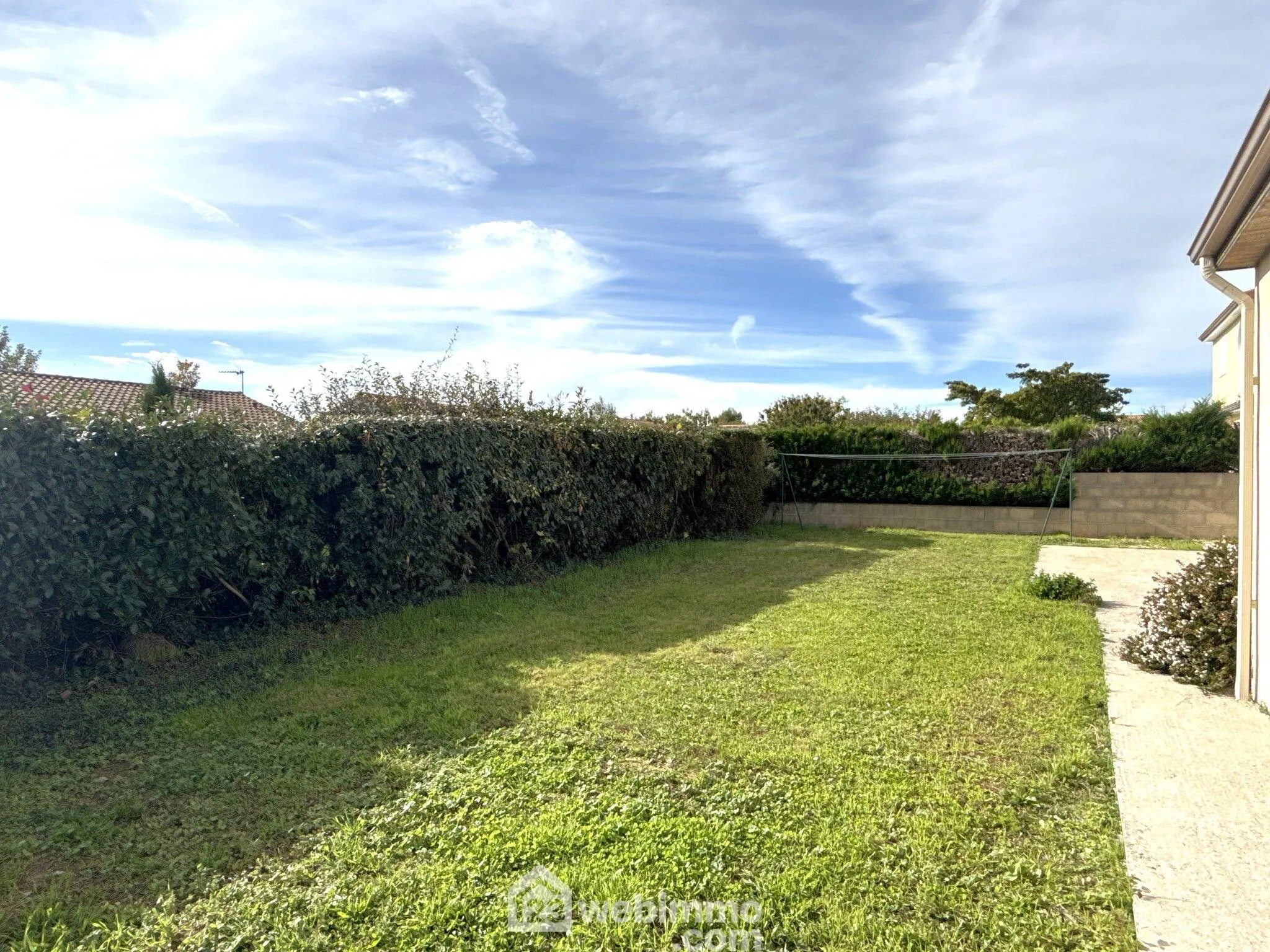 Maison de plain-pied à vendre à Quinçay - 115 m², 4 chambres, garage 