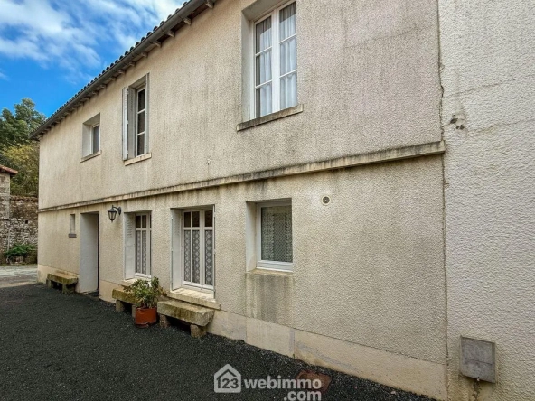 Maison ancienne à rénover dans le centre historique de La Flocellière avec jardin