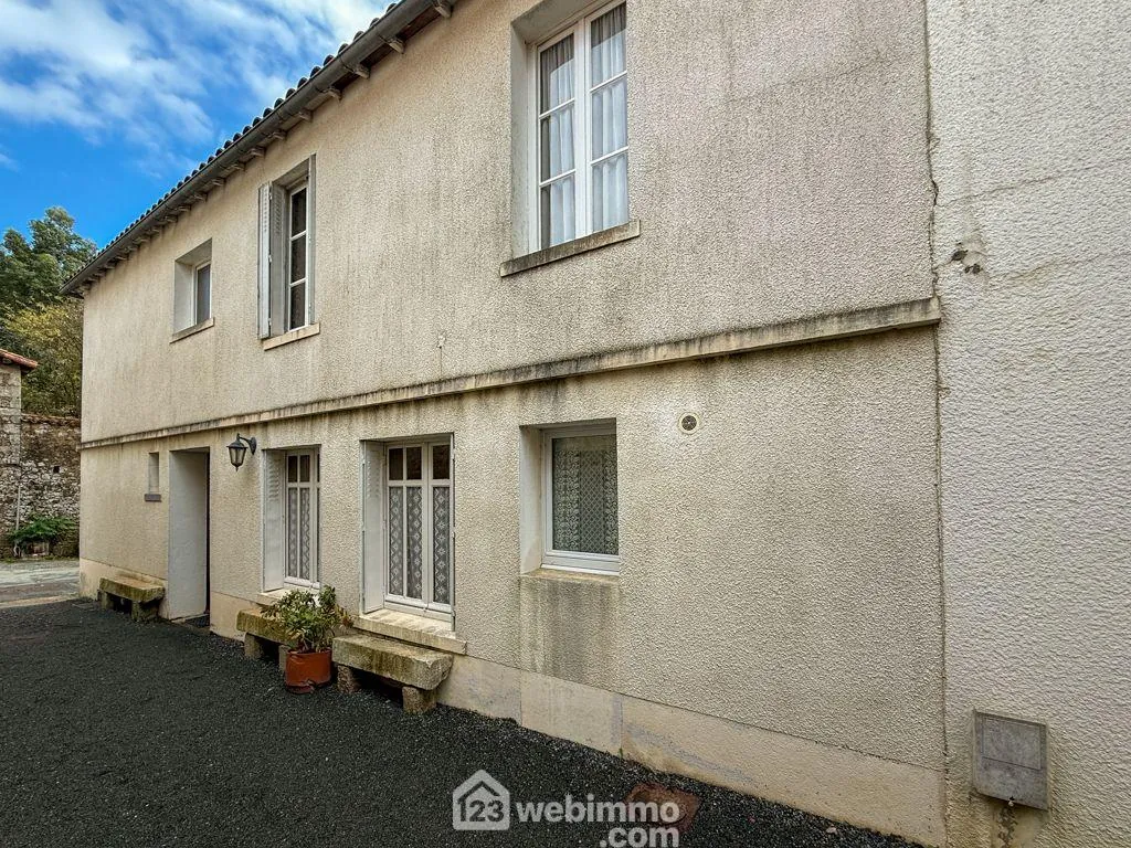 Maison ancienne à rénover dans le centre historique de La Flocellière avec jardin 