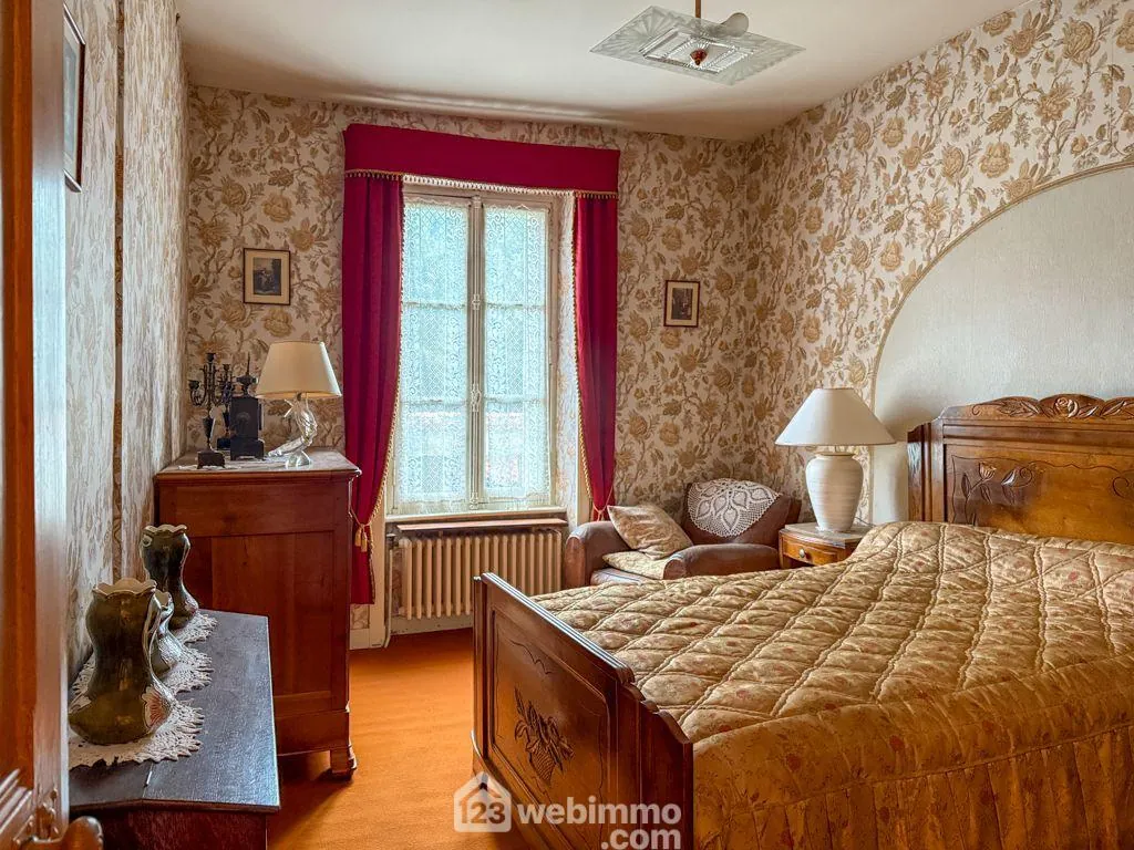 Maison ancienne à rénover dans le centre historique de La Flocellière avec jardin 