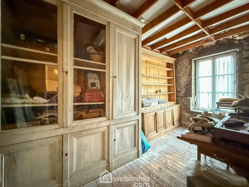 Maison ancienne à rénover dans le centre historique de La Flocellière avec jardin 
