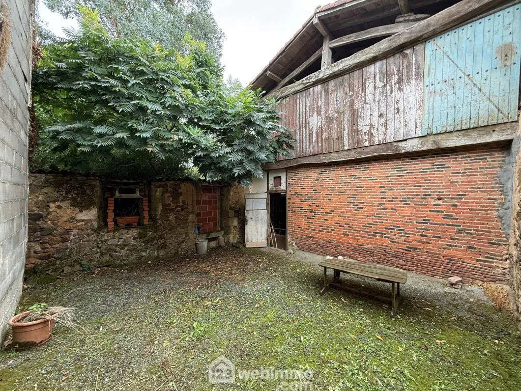 Maison ancienne à rénover dans le centre historique de La Flocellière avec jardin 