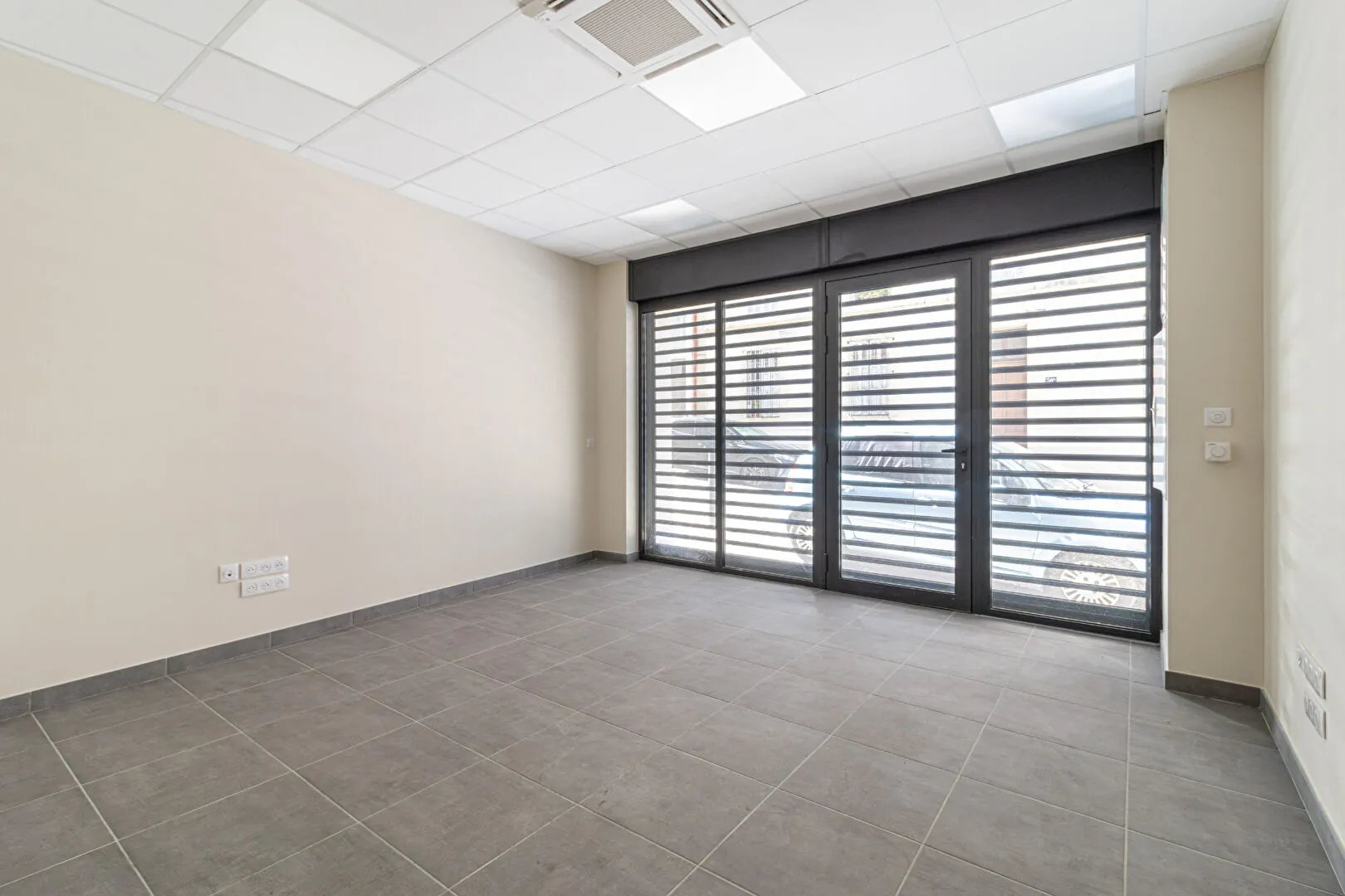 Local commercial rénové à vendre à Marseille Vauban – idéal professionnel ou coworking 