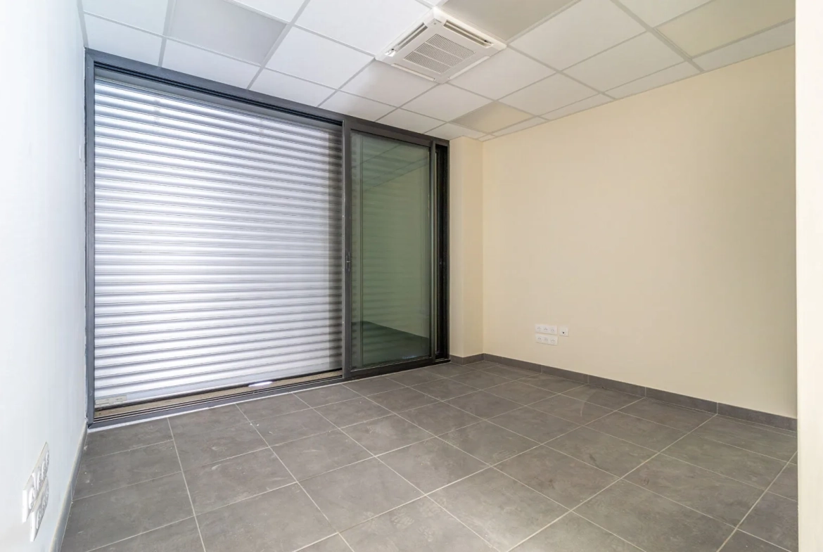 Local commercial rénové à vendre à Marseille Vauban – idéal professionnel ou coworking 