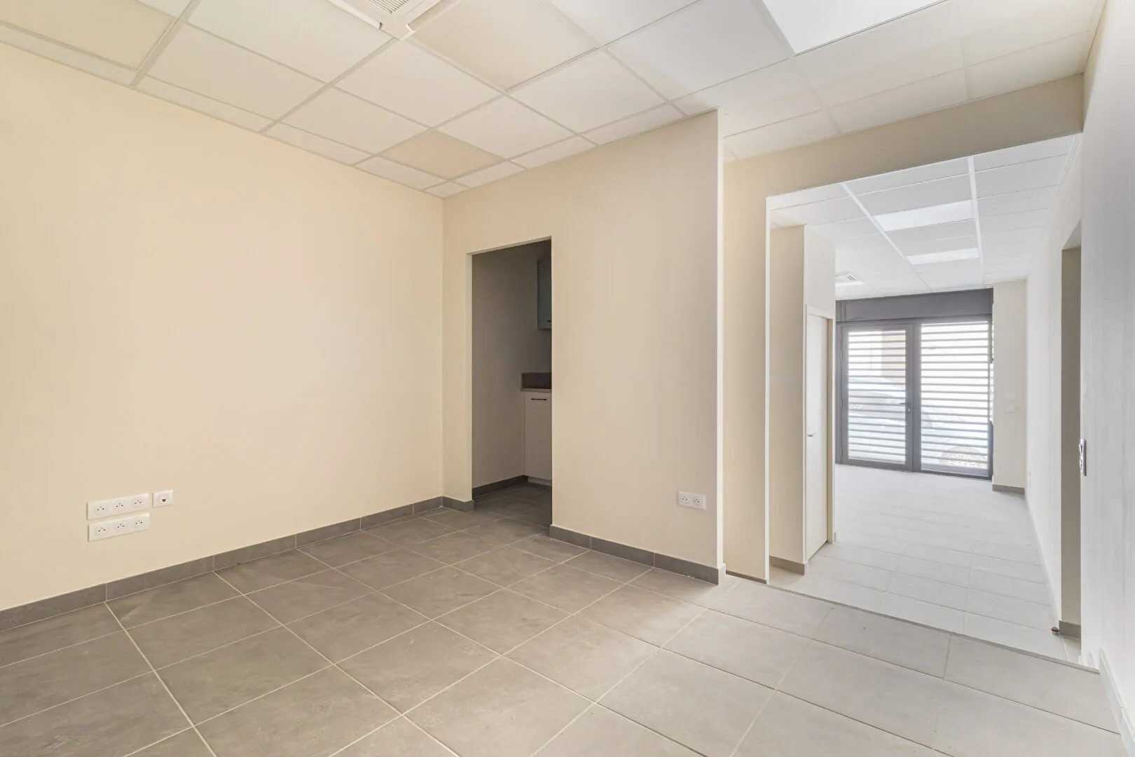Local commercial rénové à vendre à Marseille Vauban – idéal professionnel ou coworking 