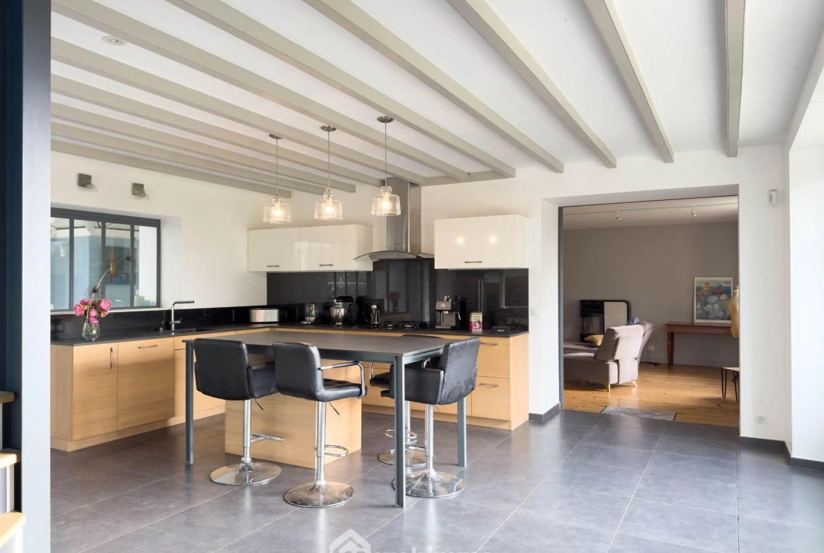 Maison familiale de 200 m² à Saint-Germain-sur-Moine, proche commodités 